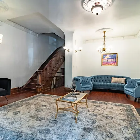 Luxurious Classic Gold Coast Villa For 12 Guests
